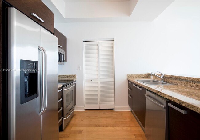 Building Photo - 2525 SW 3rd Ave