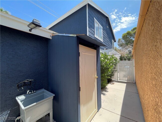 Building Photo - 5005 Celebrity Cir