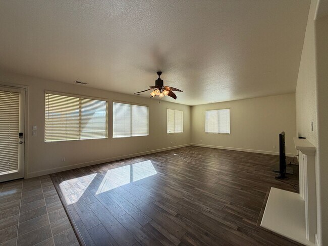 Building Photo - Spacious 4 Bedroom, 2.5 Bath in North Valleys