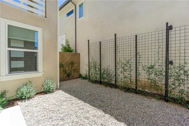 Building Photo - 156 Chorus