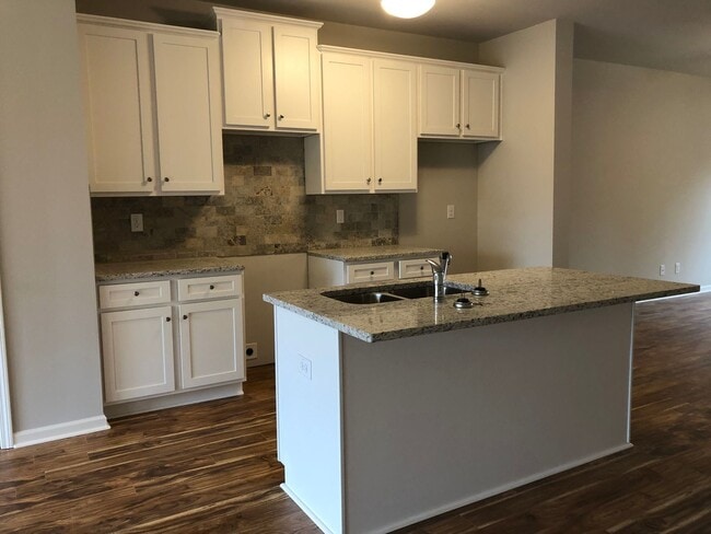 Building Photo - 3 Bedroom Townhome in Jonesboro!