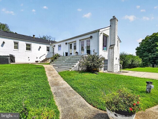 Building Photo - 322 River Bend Rd