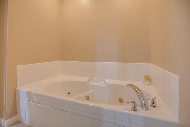 Building Photo - 130 Woodland Loop