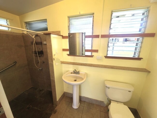 Building Photo - Open Concept studio - large, airy, AC, pri...