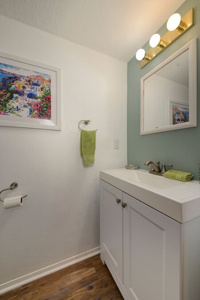 Building Photo - Fully Furnished 3-Bedroom Home Near Petroglyph Monument