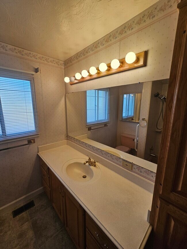 Building Photo - 4 bed 2 bath Home in Murray