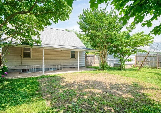 Building Photo - Spacious 4BR Family Home on Court Way | 1,875 Sq Ft | $2,593/mo