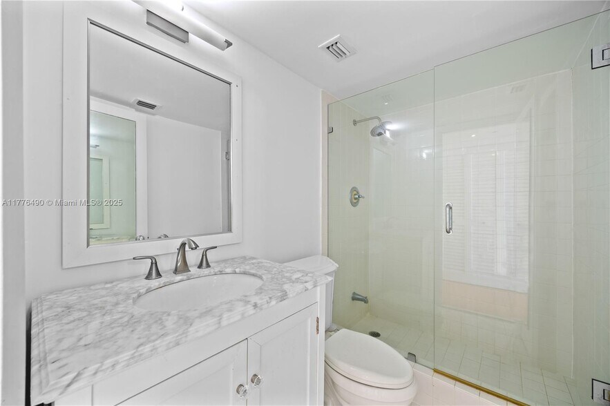 Building Photo - 1632 S Bayshore Ct
