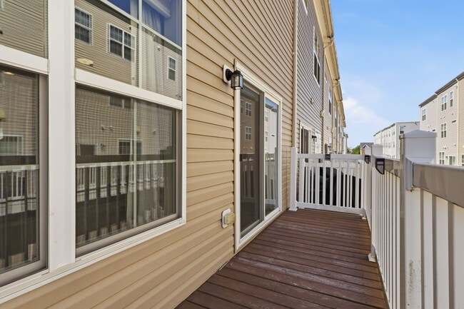 Building Photo - 3 Bed/2.5 Bath End-of-Row Beltsville Townhome