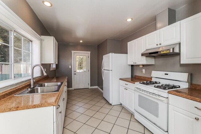 Building Photo - Beautiful 1918 Oakland Home!!