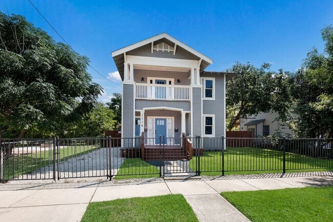 Building Photo - Private Balcony & Prime Location