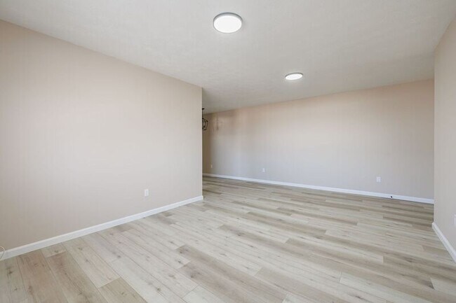 Building Photo - 35 Oakmount Ave