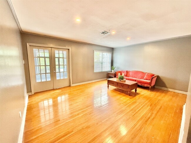 Building Photo - 2027 Sheridan St