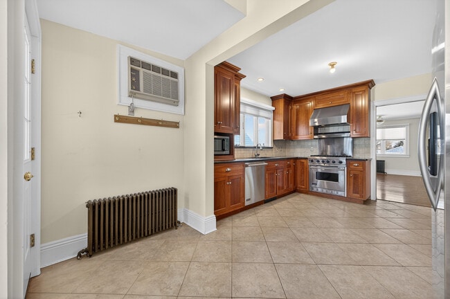 Building Photo - 35 Birch St