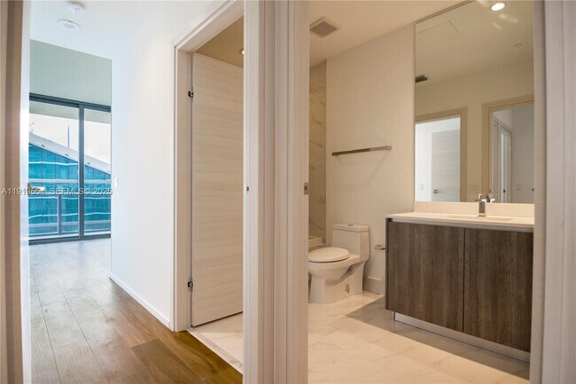 Building Photo - 801 S Miami Ave