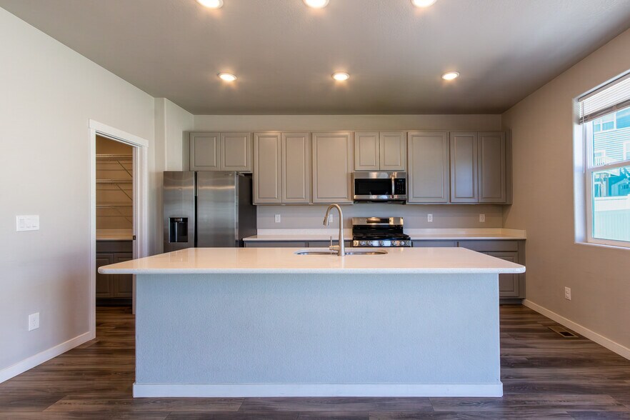 Building Photo - 8136 Lookout Ct
