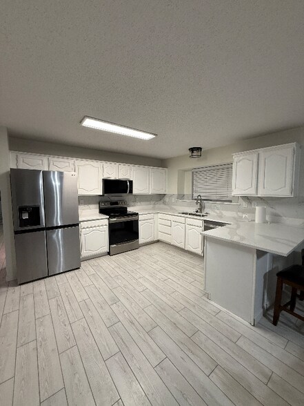 Building Photo - 2066 Vista Dr