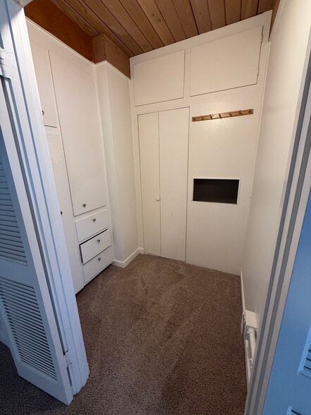 Closet - 235 Avenida Aragon