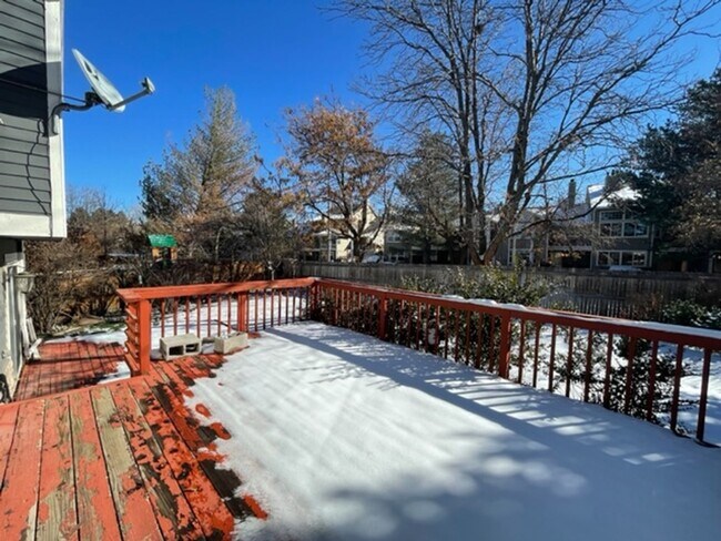 Building Photo - Stratford Lake 4-Level