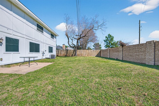 Building Photo - 10726 Village Trail Dr