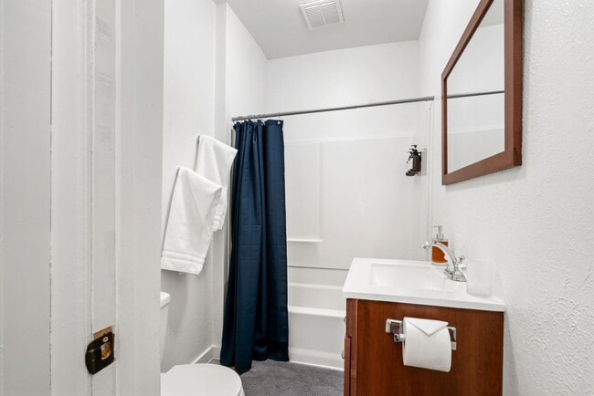 Building Photo - Charming 2-Bedroom Duplex Steps from Liber...