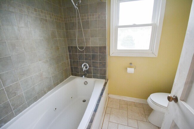 Building Photo - Conveniently located 3 bed 1.5 with Fenced In Yard Available NOW!