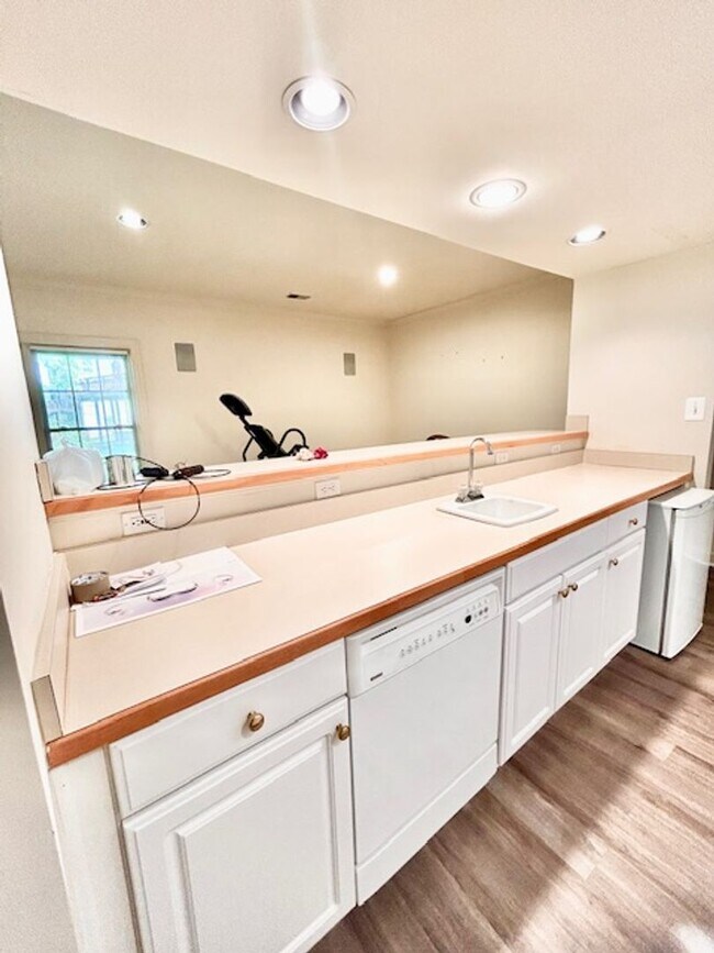Building Photo - 10503 Aubinoe Farm Dr