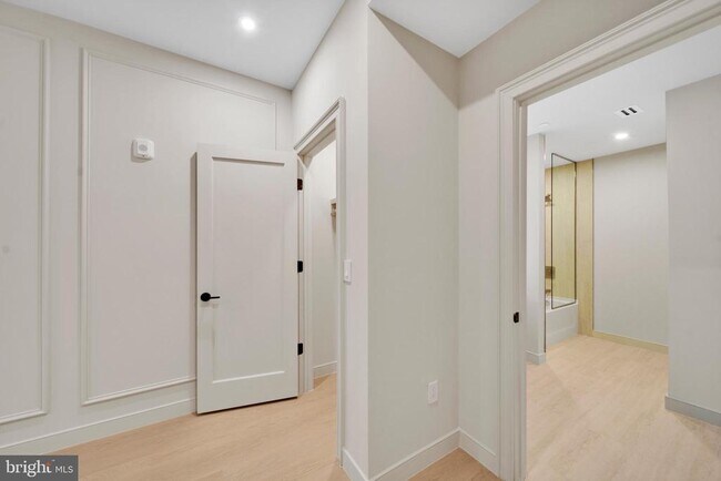 Building Photo - 2121 Ward Pl NW