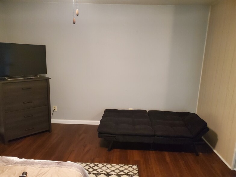 futon - 3502 Hawkins Ave