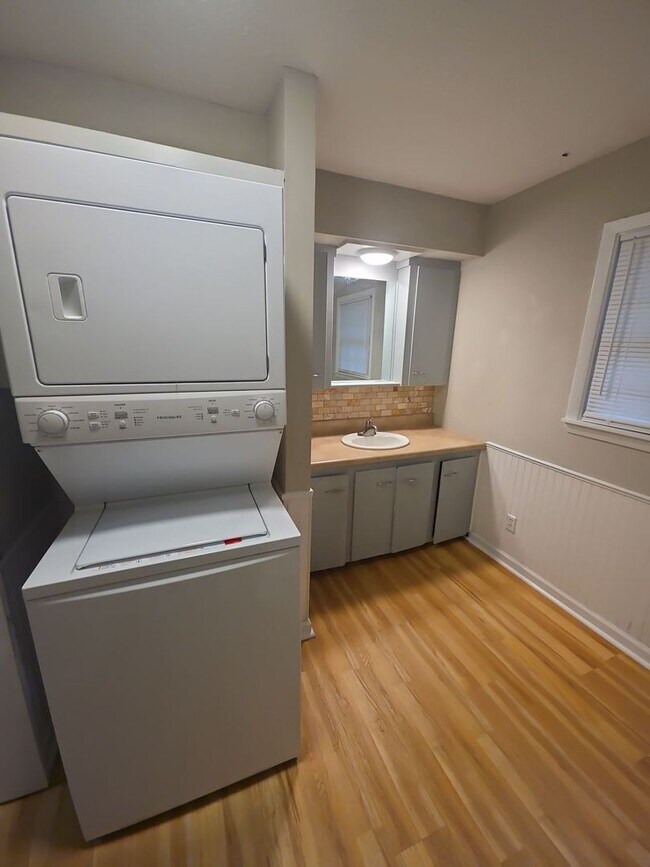 Building Photo - 221 Camp Dr