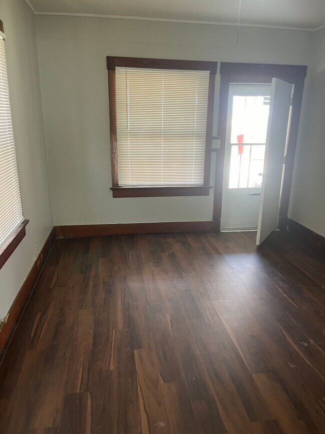 Building Photo - $795 - 2 bed 1 bath - Single Family Home