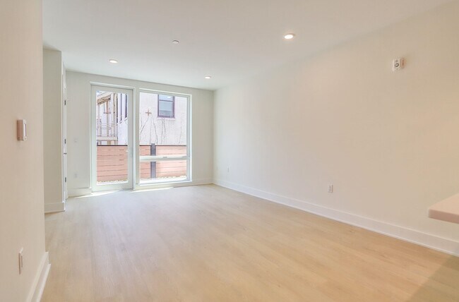 Building Photo - 303 Madison St