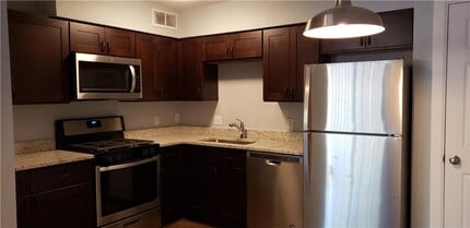 Building Photo - 2208 Mission Hill Dr