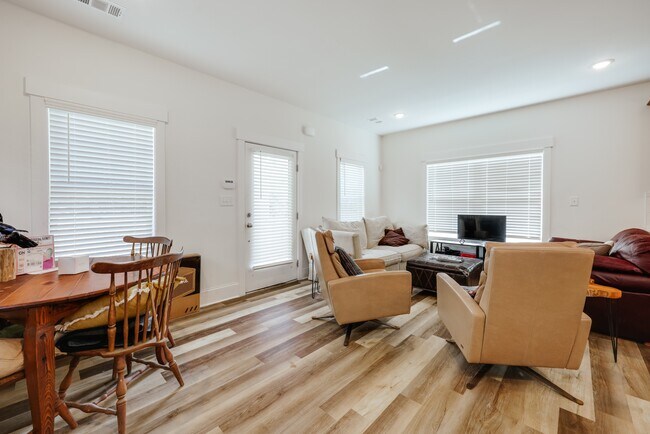 Building Photo - 374 Arch St