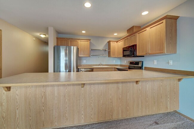 Building Photo - Spacious 3 bedroom townhome close to CK sc...