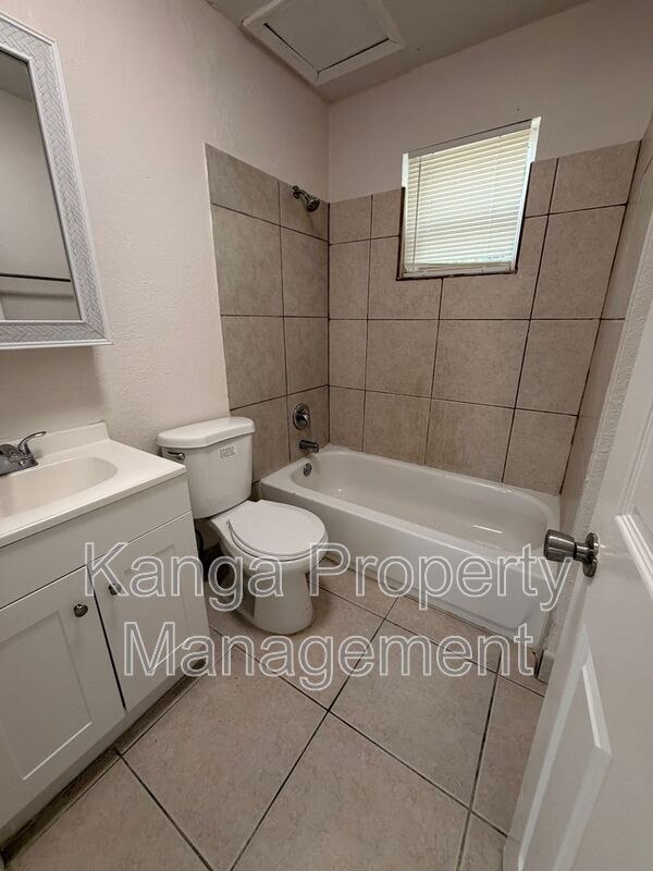 Building Photo - 1618 W 26th Ct