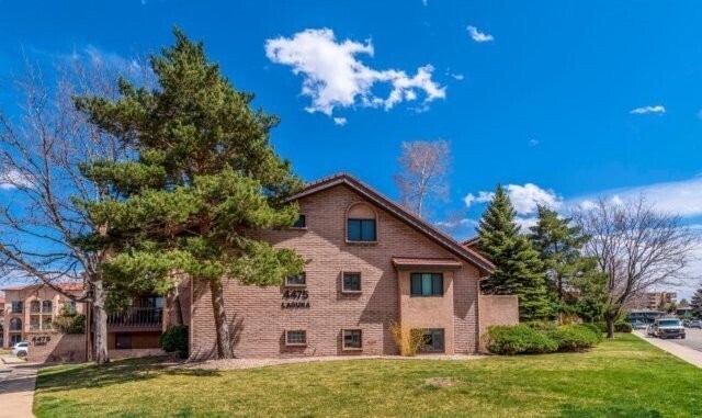 Building Photo - Updated 2 bed 2 bath Plus Office (Or Third...