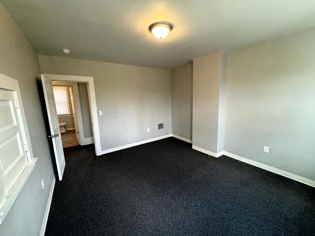 Building Photo - Lovely Two Bedroom Townhome with Fenced Yard