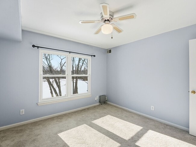 Building Photo - Perfectly situated in the highly sought-after Ponds of Centreville community!