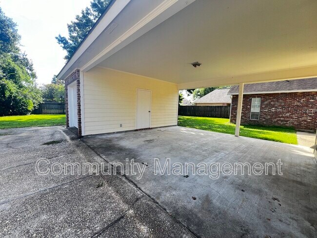 Building Photo - 6011 Riverbrook Dr