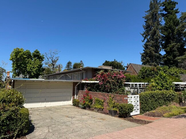 Building Photo - 2710 Belrose Ave