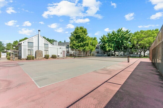 Building Photo - 2 Bedroom 2 Bathroom Condo in Citrus Heights