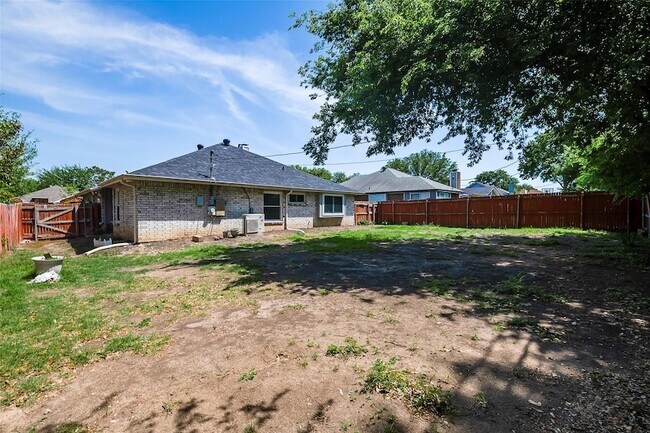 Building Photo - 6304 Brookcrest Dr