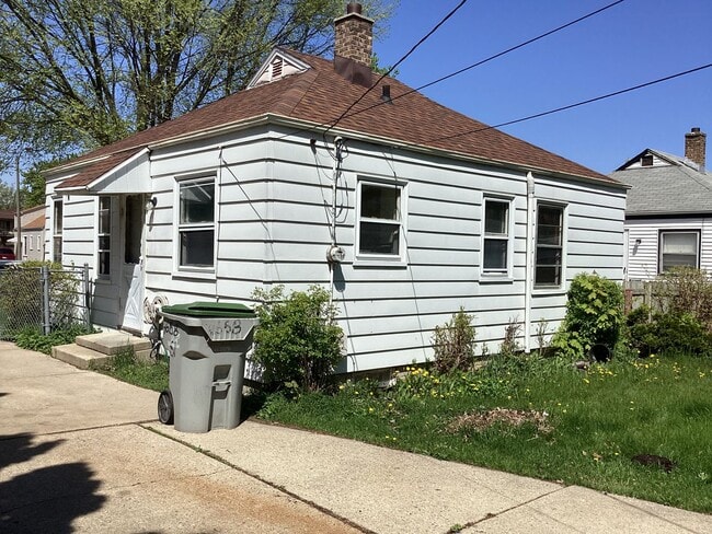 Building Photo - 2 Bedroom Single Family Home With Detached Garage
