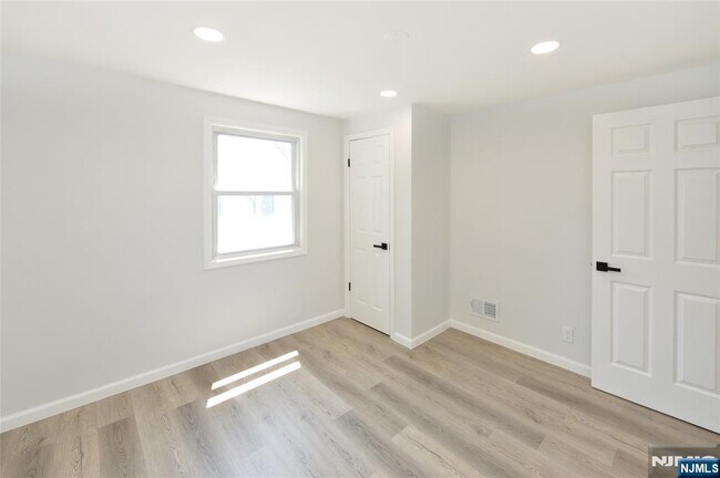 Building Photo - 19-21-21 11th St
