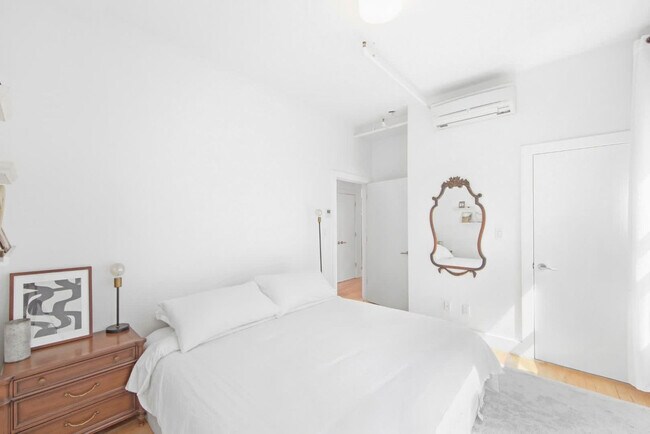 Building Photo - 517 W 45th St