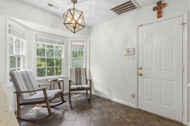 Building Photo - Inviting Jacksonville Home Near Shopping, Dining & Everyday Conveniences