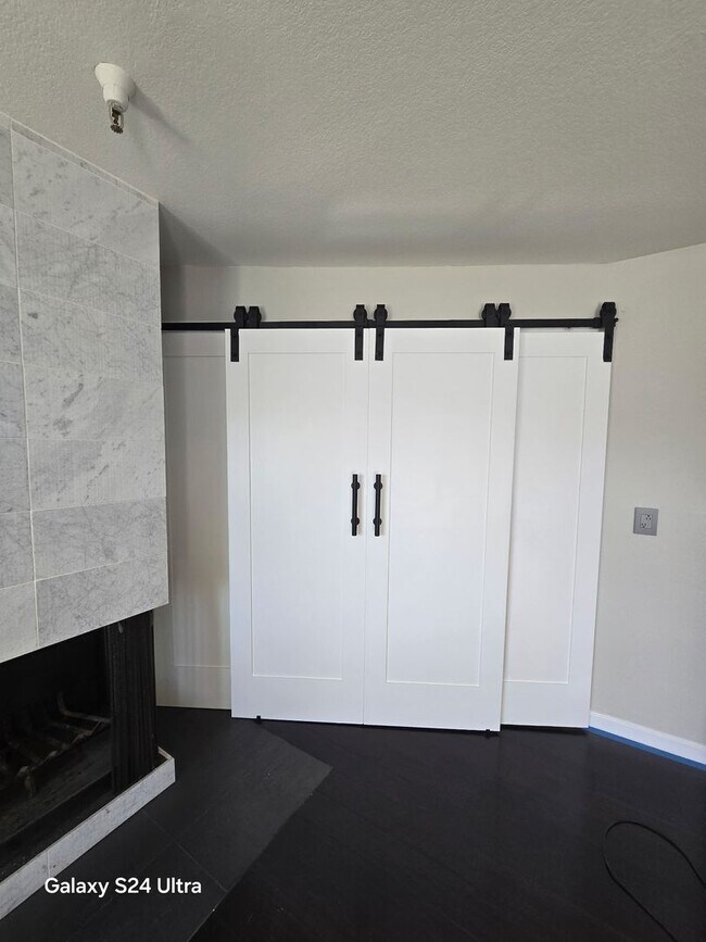 Building Photo - EPIC REA -End-unit AND TOP TWO floors (pen...