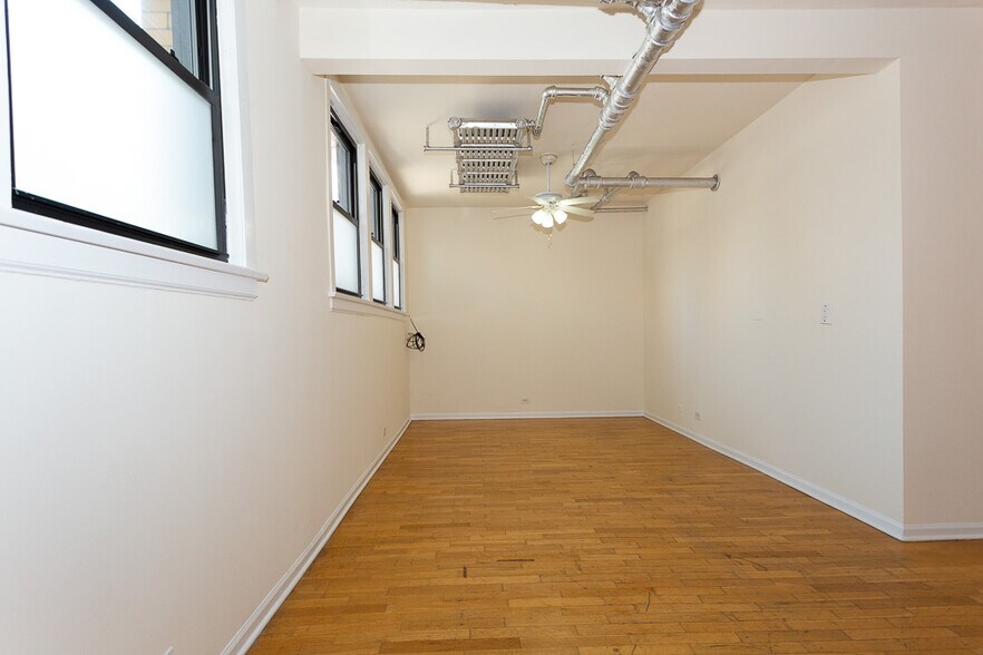 Building Photo - 2418 N Sawyer Ave