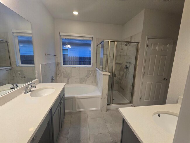 Building Photo - 520 Falkland Trace